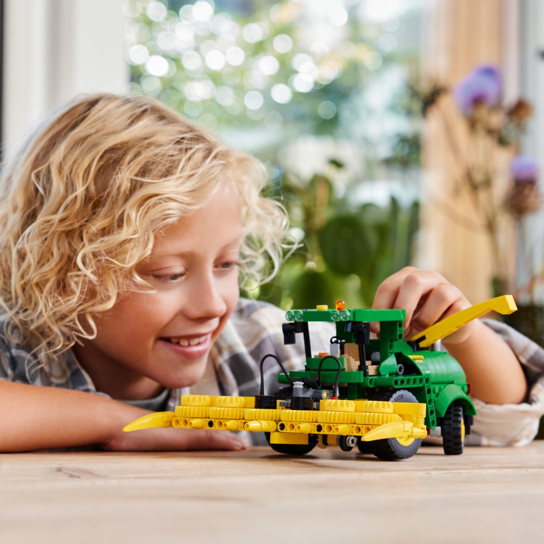 LEGO Technic - John Deere 9700 Forage Harvester - Image 5
