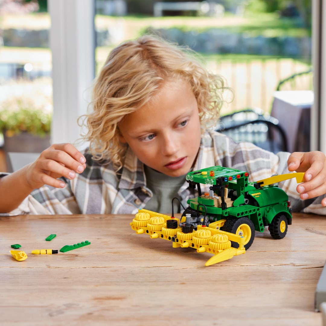 LEGO Technic - John Deere 9700 Forage Harvester - Image 6