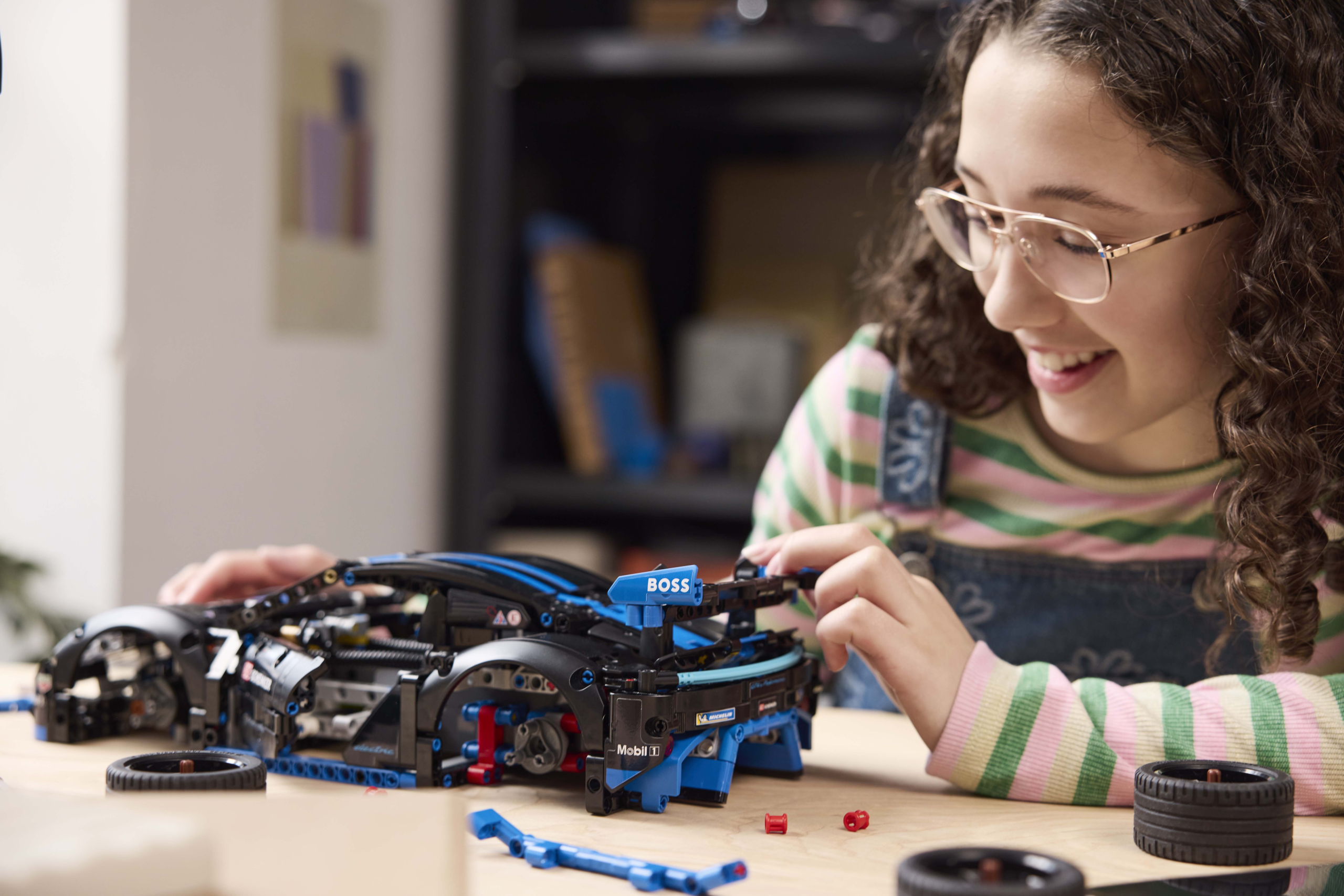 LEGO Technic – Lenktyninis automobilis Porsche GT4 e-Performance - Image 7