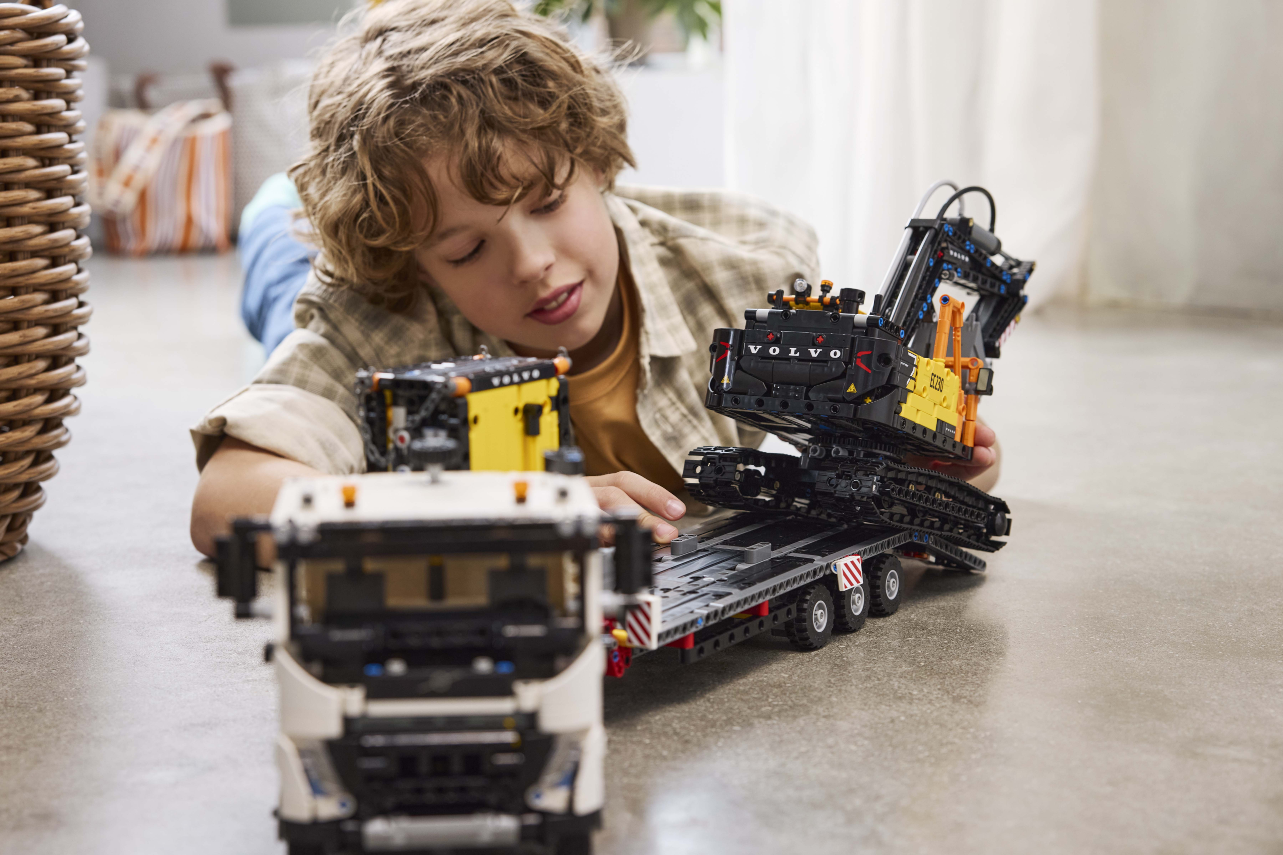 LEGO Technic – Sunkvežimis Volvo FMX ir elektrinis ekskavatorius Volvo EC230 - Image 6