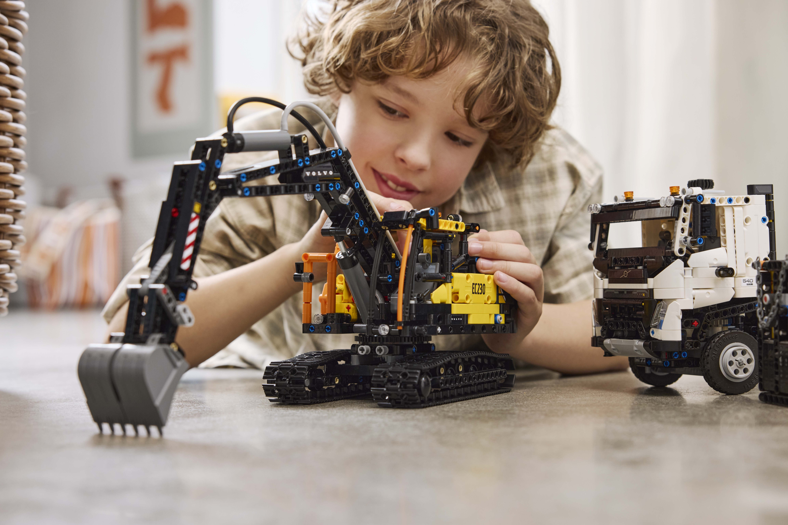 LEGO Technic – Sunkvežimis Volvo FMX ir elektrinis ekskavatorius Volvo EC230 - Image 7