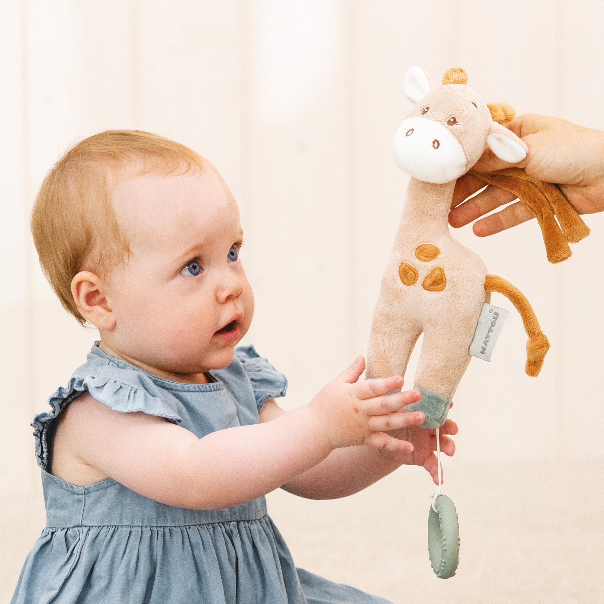 Nattou – Muzikinė mini žirafa - 20 cm - Image 2